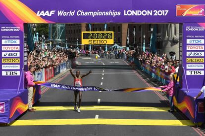 Geoffrey Kipkorir Kirui (Kenya) gana la maratón masculina del Mundial de Atletismo de Londres.