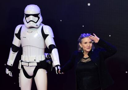 Carrie Fisher posa com o icônico soldado imperial, onipresente em todas os filmes da saga 'Star Wars', na estreia europeia de 'Star Wars: o despertar da Força', em 23 de dezembro de 2016, em Londres.