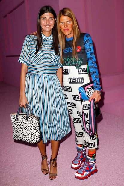 La elegancia de Giovanna Battaglia versus la excentricidad de Anna dello Russo en el desfile de Marc Jacobs en Nueva York.