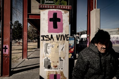 Corredor seguro para las mujeres, ubicado en la Plaza Juárez, en la cual amigos y familiares de Isabel Cabanillas pintaron cruces para recordarla. 