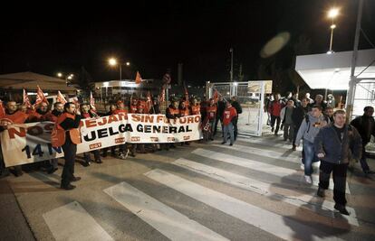 Piquetes informativos de CCOO y UGT, han comenzado en la factoría automovilística de Volkswagen las movilizaciones previstas para la jornada de huelga general del 14N, en la entrada de trabajadores del turno de noche.