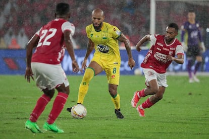 Elvis Perlaza de Santa Fe disputa un balón con Fredy Hinestroza de Bucaramanga en la final en El Campín en Bogotá.