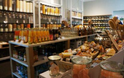 Interior de la tienda de alimentos Original Unverpackt, en el barrio de Kreuzberg, en Berlín.