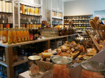 Interior de la tienda de alimentos Original Unverpackt, en el barrio de Kreuzberg, en Berlín.