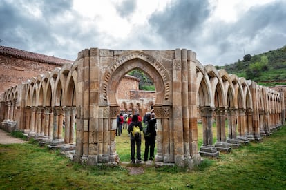 Un grupo de visitantes en el claustro del monasterio de San Juan de Duero, en Soria.