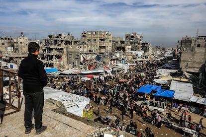 Mercado improvisado en Jan Yunis, en el sur de Gaza, entre los edificios dañados por los bombardeos, este viernes.