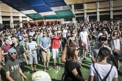 Els assistents ballen a la gespa verda en l'última jornada del Sónar de Dia.