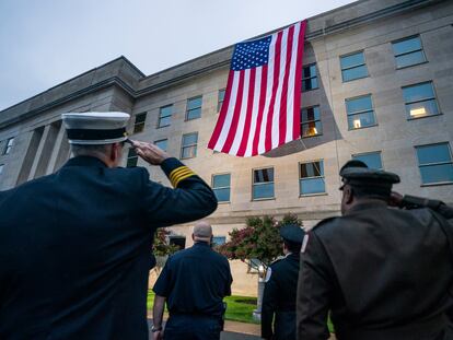 Personal del Pentágono (Arlington, Virginia, EE UU), ayer, recordando el 11S.