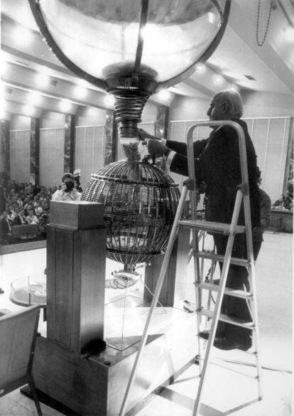 Labores de relleno del bombo de los premios en el Salón de Loterías, en Madrid, el 19 de diciembre de 1987.