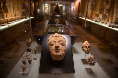 Una de las plantas de la Colección Indo-Forcada Otras Culturas, situada en una antigua casa de pescadores de Pasaia (Gipuzkoa). En la vitrina, una cabeza de terracota de Buda, de Afganistán, del siglo III.