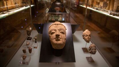 Una de las plantas de la Colección Indo-Forcada Otras Culturas, situada en una antigua casa de pescadores de Pasaia (Gipuzkoa). En la vitrina, una cabeza de terracota de Buda, de Afganistán, del siglo III.