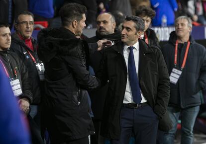 El entrenador del Atlético de Madrid, Diego Simeone y ​​Ernesto Valverde se saludan al inicio del partido.