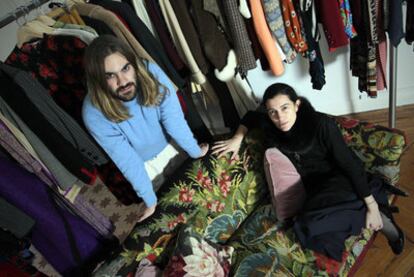 Jaime Calatrava y Blanca Zurita entre las prendas <i>vintage.</i>