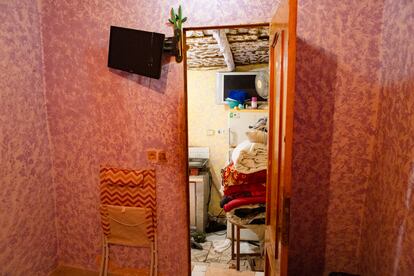 Interior de una de las chabolas antes de su derribo en el cortijo El Uno de San Isidro, en Njar (Almera).