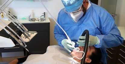 Un dentista atendiendo a una paciente, en una imagen de archivo.