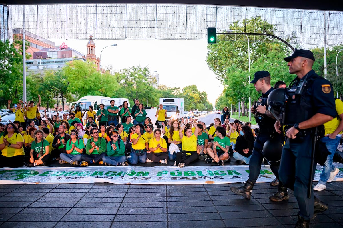 Alto seguimiento, cánticos contra Ayuso y cargas en la primera jornada de huelga del profesorado en Madrid