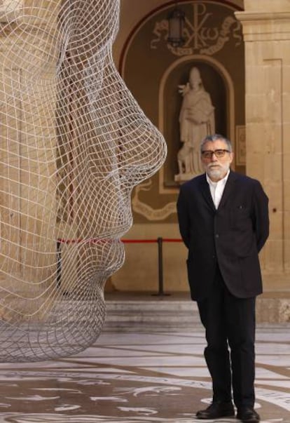 Jaume Plensa, junto al perfil de su escultura 'Anna'.