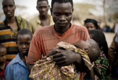 Un refugiado somalí lleva a su sobrino enfermo de malaria a un centro de salud de MSF.
