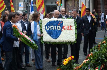 El candidato de Unió a la presidencia de la Generalitat, Ramon Espadaler, junto al líder de la formación, Josep Antoni Duran Lleida, participan en la tradicional ofrenda floral al monumento a Rafael Casanova en la celebracion de la Diada.