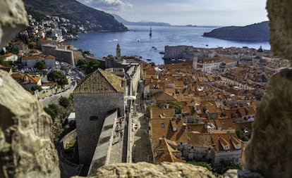 Panorámica de las murallas y el centro histórico de Dubrovnik, en la costa de Dalmacia (Croacia).