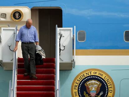 John Kelly bajando del avi&oacute;n presidencial en Florida