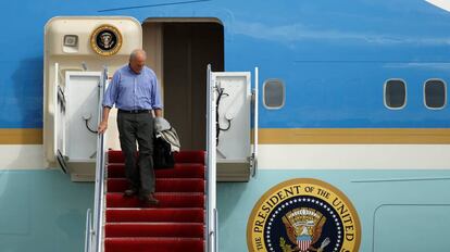 John Kelly bajando del avi&oacute;n presidencial en Florida