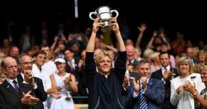 Davidovich alza el trofeo de campe&oacute;n j&uacute;nior en Wimbledon.