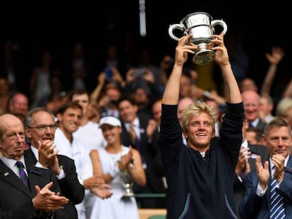 Davidovich alza el trofeo de campe&oacute;n j&uacute;nior en Wimbledon.