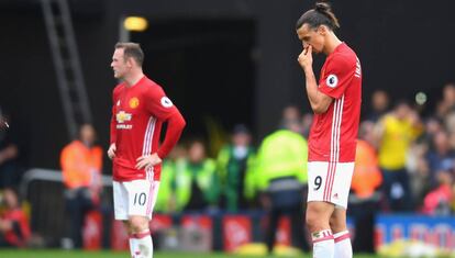 Rooney e Ibrahimovic durante el encuentro con el Watford.