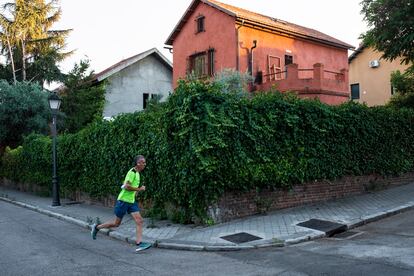 Un hombre practicando running en la colonia Fomento de la Propiedad.