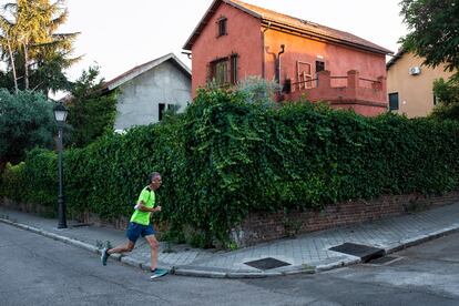 Un hombre corre en Madrid.