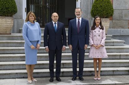 
Los Reyes han recibido al presidente de Bulgaria, Rumen Radev, y a su esposa, Desislava Radeva, este jueves en el Palacio de La Zarzuela con motivo de almuerzo que han ofrecido al mandatario búlgaro por su visita a España. 