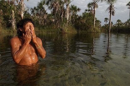 Un nativo, en un río al norte de Querencia (Brasil).