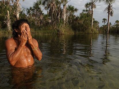 Un nativo, en un río al norte de Querencia (Brasil).