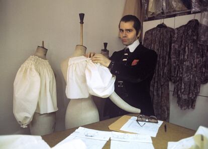 Karl Lagerfeld, en su estudio de París, en 1979.