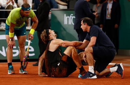 Nadal disputará su decimocuarta final en París y se medirá el próximo domingo al ganador del duelo entre Casper Ruud y Marin Cilic. En la imagen, Alexander Zverev se lamenta en el suelo tras lesionarse.