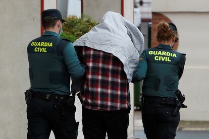 Dos guardias civiles trasladan, el pasado domingo, a Francisco Javier Almeida para su puesta a disposición judicial por el crimen de Lardero.