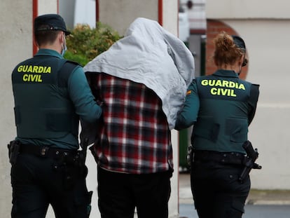 Dos guardias civiles trasladan, el pasado domingo, a Francisco Javier Almeida para su puesta a disposición judicial por el crimen de Lardero.