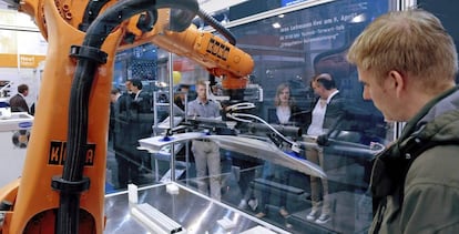 Brazos rob&oacute;ticos expuestos por la compa&ntilde;&iacute;a alemana Kuka en la Feria Industrial de Hannover, Alemania. 