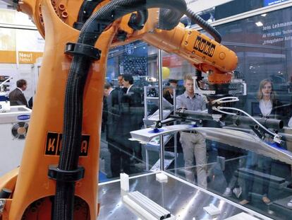 Brazos rob&oacute;ticos expuestos por la compa&ntilde;&iacute;a alemana Kuka en la Feria Industrial de Hannover, Alemania. 