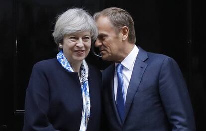 Theresa May y Donald Tusk, en abril