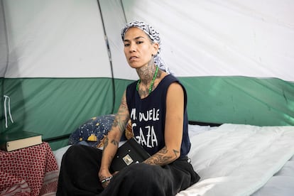 Mi Hoa Lee, en el interior de su tienda de campaña, en plaza de Cataluña de Barcelona.