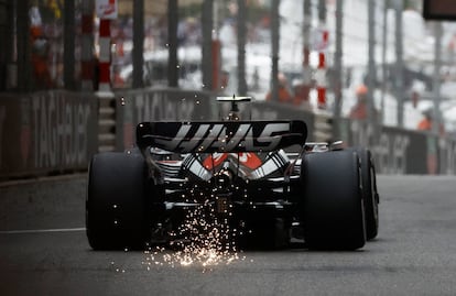 Chispas provocadas por el coche de Nico Hulkenberg, piloto de Haas.