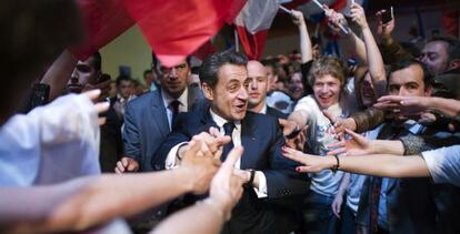Sarkozy saluda a sus seguidores a su llegada al mitin en Le Raincy, cerca de Paris.