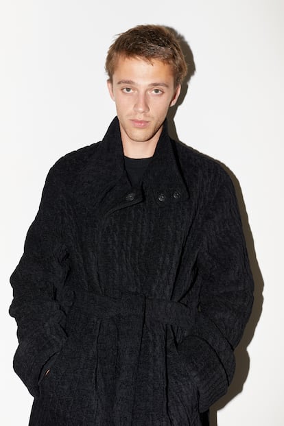 Benjamin Voisin posa en exclusiva para ICON vestido de Emporio Armani.