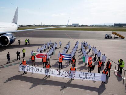 Llegada a Turín de 38 profesionales de la salud cubanos, este lunes, en el aeropuerto de la ciudad italiana.