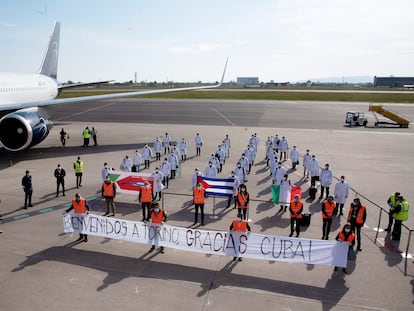 Chegada a Turim de 38 profissionais de saúde cubanos, na segunda-feira, no aeroporto da cidade italiana.