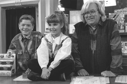 Antonio Mercero, director de la serie de Antena 3 'Farmacia de Guardia', posa con Alicia Rojas y Julián Nogales dos de los actores infantiles de la serie.