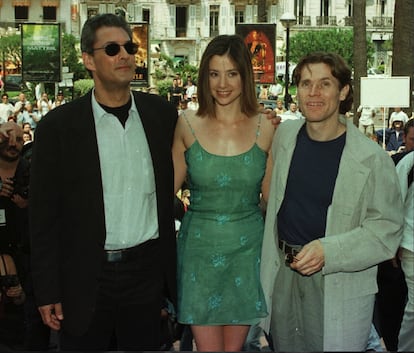 Paul Auster junto a los actores Mira Sorvino y Willem Dafoe, a su llegada a la presentación de su  película 'Lulu on the bridge' en el Festival de Cannes, el 14 de mayo de 1998.