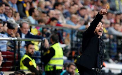 El entrenador del Atlético de Madrid, el argentino Diego Simeone, da instrucciones a sus jugadires desde la banda